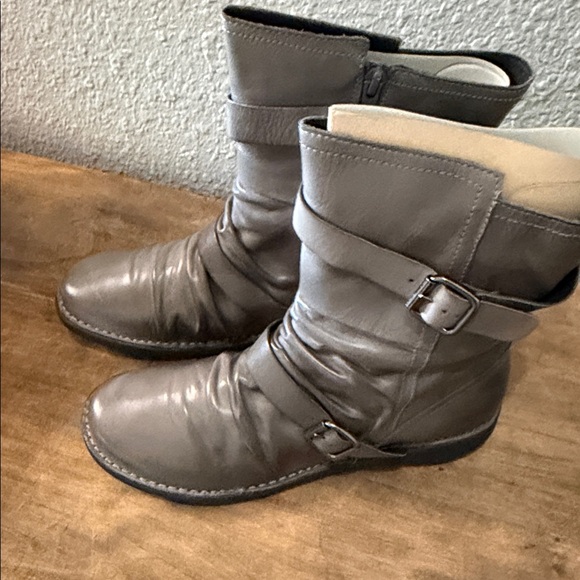 Miz Mooz Women's Pasha Gray Leather Boots size 40 Wide New in Box - Picture 3 of 8